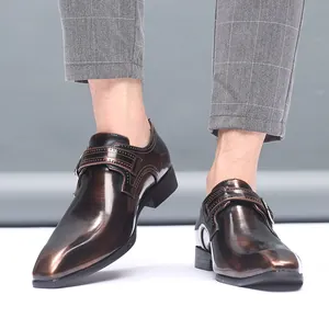 Vue détaillée de chaussures en cuir marron poli pour hommes avec une boucle élégante