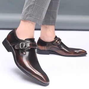 Gros plan de chaussures en cuir marron pour hommes avec boucle et bout pointu