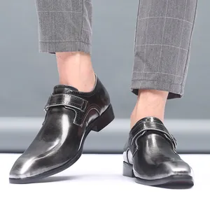 Détail de chaussures habillées argentées à boucle et bout pointu pour hommes