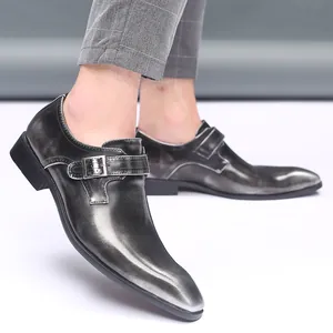 Chaussures de ville en cuir pour hommes avec boucle latérale et finition polie.