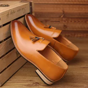 Κοντινό πλάνο καφέ loafers με φούντες σε βρετανικό στυλ για άνδρες με μυτερή μύτη