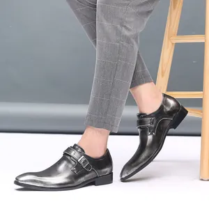Vue détaillée de chaussures habillées à bout pointu gris métallisé pour hommes