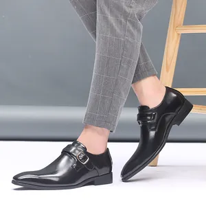 Gros plan de chaussures en cuir noir brillant à boucle monk strap pour hommes