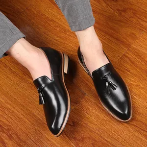 Mocasines elegantes de cuero negro para hombre con borlas decorativas y suela de madera