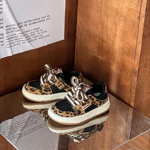 Nahaufnahme stylischer Kleinkind-Sneaker mit Leopardenmuster, weicher Sohle und Canvas