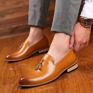 Mocasines de estilo británico para hombre con borlas en cuero marrón de punta afilada