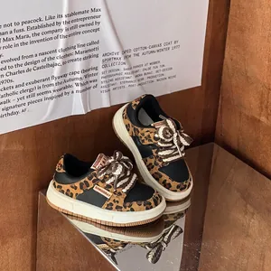 Detailansicht der Lauflernschuhe mit Leopardenmuster, dicken Schnürsenkeln und Sohle.