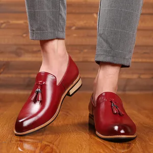 Elegantes mocasines burdeos con borlas para hombre, estilo de zapato formal inglés.