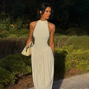 Elegantes weißes ärmelloses Maxikleid mit Stehkragen und unregelmäßiger Taille im Garten.