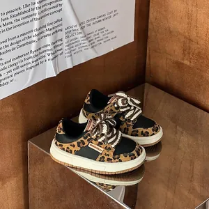 Detaillierte Makroansicht von stilvollen Baby-Sneakern mit Leopardenmuster und Seilschnürsenkeln