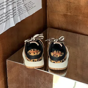 Leopardenmuster Lauflernschuhe für Kleinkinder mit weicher Sohle und Stickerei
