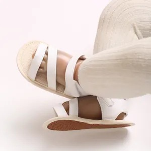 Detailansicht weißer Baby-Sandalen mit weicher rutschfester Sohle für Kleinkinder