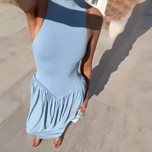 Detailansicht eines hellblauen ärmellosen Midi-Kleids mit Stehkragen und geraffter Taille