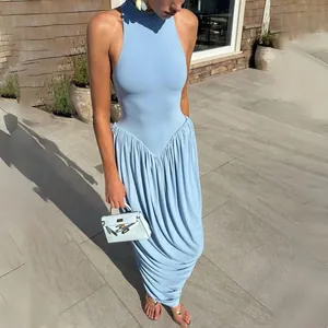 Elegantes himmelblaues ärmelloses Kleid mit Stehkragen und gerafftem langen Rockteil