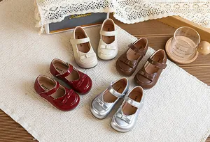 Aperçu de quatre variantes de couleurs de babies vintage pour filles avec nœuds délicats.