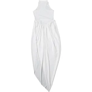 Detailansicht eines weißen Slim-Fit-Kleides mit unregelmäßigem asymmetrischem Saum.