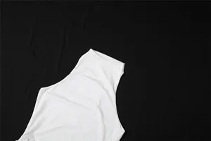 Detailansicht des unregelmäßigen halbohen Ausschnitts an einem weißen ärmellosen Kleid