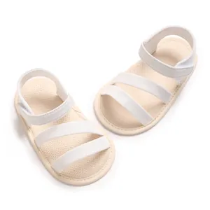 Detailansicht der weißen Baby-Sandalen mit weicher Sohle und verstellbarem Klettverschluss