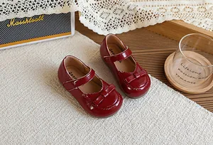 Vue détaillée des chaussures Mary Jane en cuir verni rouge pour filles avec nœud