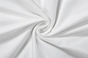 Nahaufnahme der weißen Stofftextur mit feinen Strickdetails und weichem Faltenwurf.