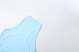 Detailansicht eines hellblauen ärmellosen Kleides mit unregelmäßigem Halbkragen