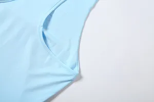 Detailansicht des Armlochs und der Stoffstruktur eines hellblauen ärmellosen Kleides