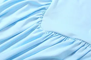 Nahaufnahme des eleganten gerafften Stoffs und der V-Naht an einem himmelblauen Kleid