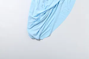 Nahaufnahme des hellblauen Stoffes mit weicher Textur und natürlichem Fall des Kleides