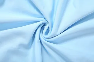 Detailansicht des hellblauen Stoffes mit feiner diagonaler Webstruktur eines Kleides
