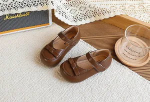 Vue détaillée des chaussures Mary Jane rétro pour filles avec décoration de nœud papillon