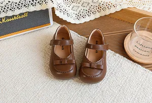 Gros plan de chaussures Mary Jane marron pour filles avec nœud, style vintage