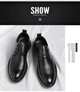 Detalle de los zapatos Derby de cuero negro transpirable con diseño calado formal de negocios.