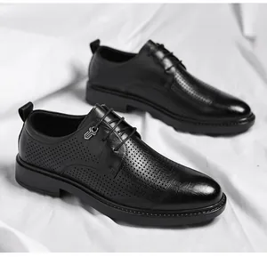 Vista macro detallada de los zapatos Derby de cuero negro perforados con diseño transpirable