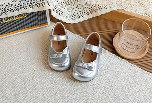 Vue détaillée de dessus des élégantes chaussures Mary Jane argentées pour filles avec nœud