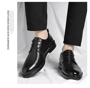 Primer plano de zapatos derby de cuero negro perforados para hombre, estilo de verano