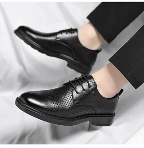 Primer plano de los zapatos derby de cuero perforado negro para hombre de negocios.