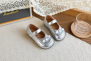 Vue détaillée de chaussures Mary Jane argentées pour filles avec nœud élégant et bords festonnés