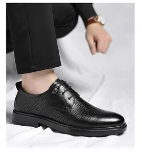 Detalle de zapatos derby de negocios negros con diseño de perforado transpirable