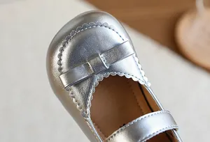 Vue détaillée de chaussure Mary Jane argentée pour fille avec nœud et festons