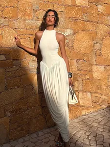 Elegantes weißes ärmelloses Kleid mit Stehkragen und einzigartigem unregelmäßigem Saum