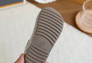 Détail de la semelle en caoutchouc marron antidérapante des chaussures rétro pour filles.