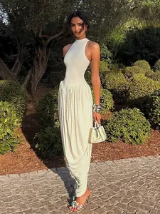 Schickes weißes ärmelloses Maxikleid mit Stehkragen und unregelmäßigem drapiertem Saum
