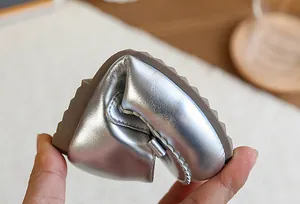 Vue détaillée montrant la grande flexibilité et la semelle souple de chaussures argentées fille