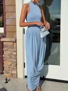 Hellblaues ärmelloses Maxikleid mit hohem Kragen und unregelmäßiger Raffung für Damen
