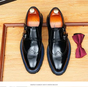 Κορυφαία όψη κομψών μαύρων δερμάτινων brogue παπουτσιών με χοντρή σόλα πλατφόρμας