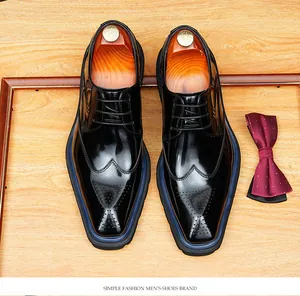 Elegante schwarze Lackleder-Brogues aus der Vogelperspektive mit weinroter Fliege