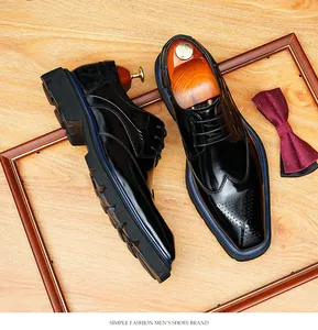 Detailaufnahme glänzender schwarzer Lackleder-Brogue-Herrenschuhe im britischen Vintage-Stil.