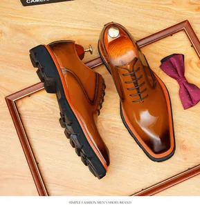 Chaussures richelieu en cuir marron poli pour homme avec semelle épaisse orange
