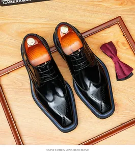 Nahaufnahme von schwarzen Lackleder-Herrenschuhen mit eleganten Wingtip-Details