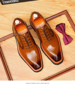 Gros plan sur des chaussures Oxford en cuir poli pour hommes de style anglais classique